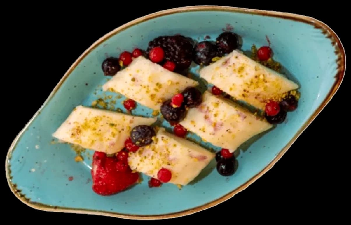 Süße Röllchen mit Pistazien und Beeren