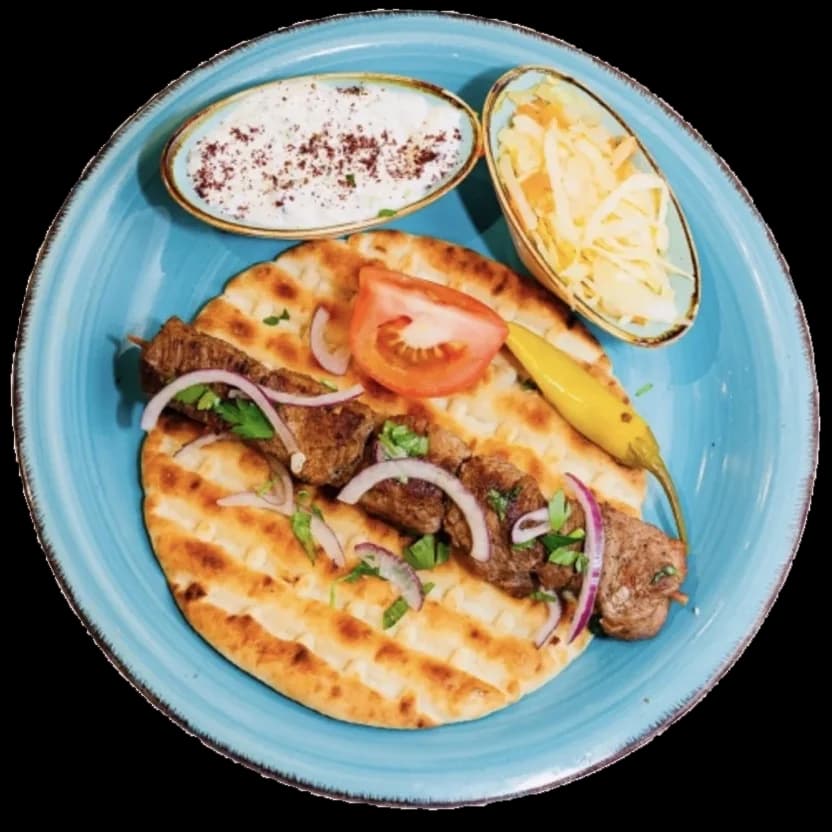 Grillspieß auf Fladenbrot