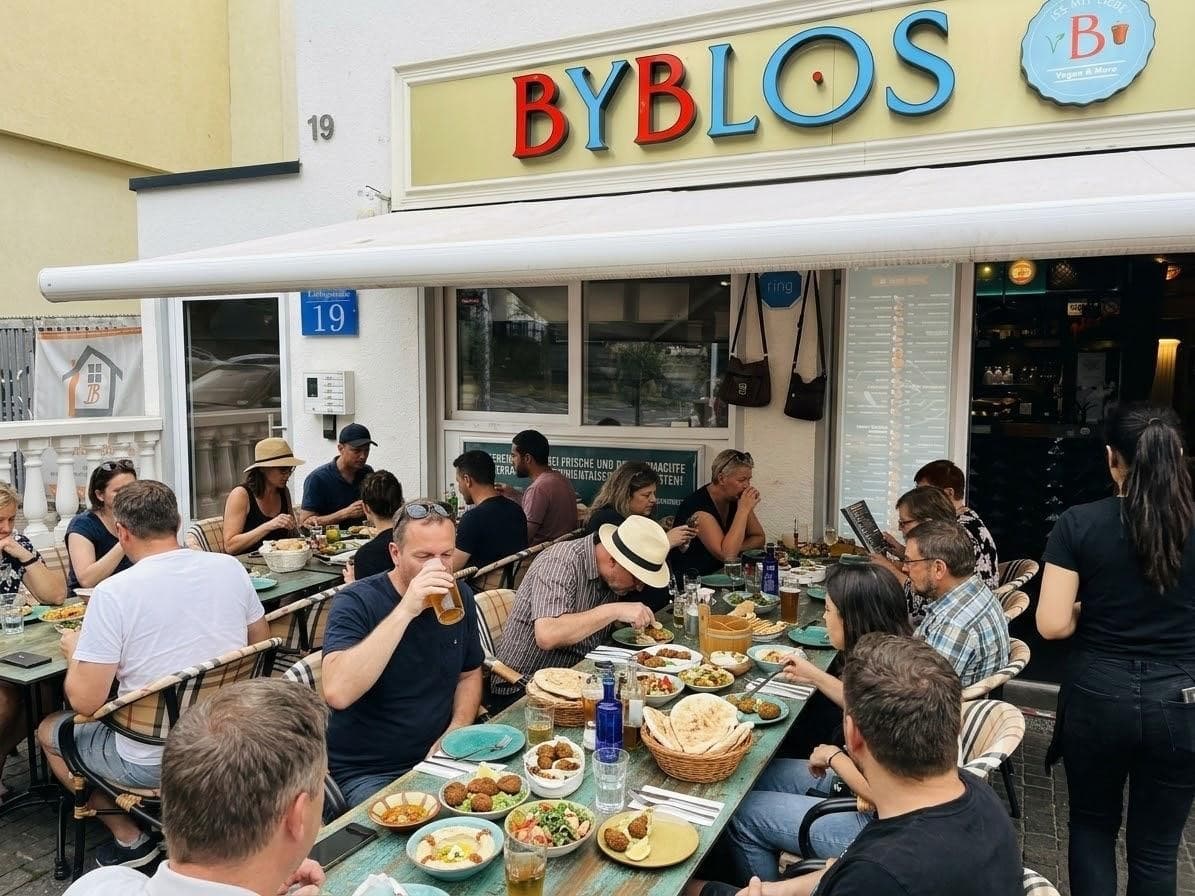 Terrasse mit Gästen, KI-generiert