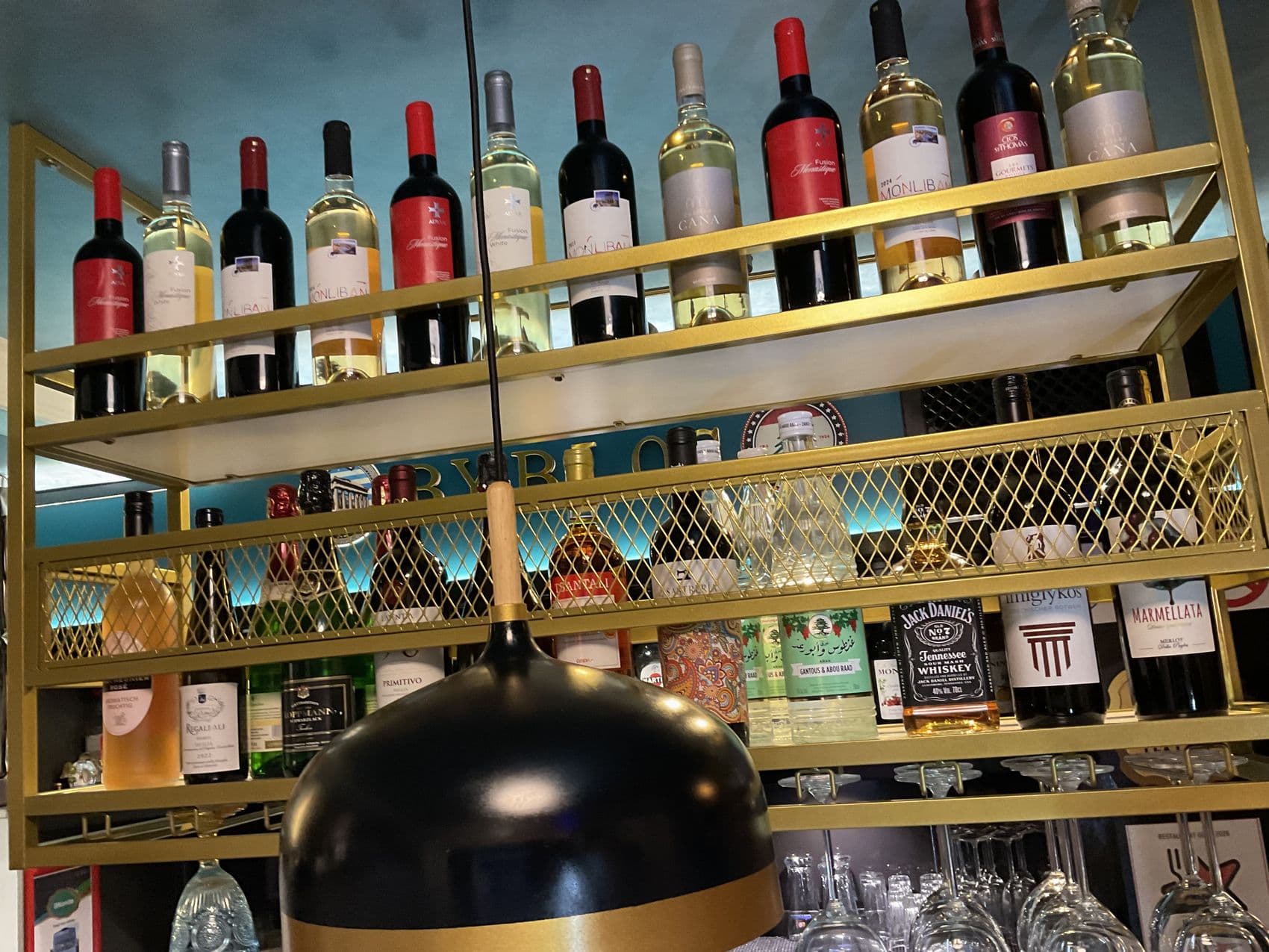 Weinregal über der Theke